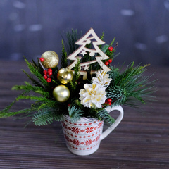 Композиция новогодняя #351 с еловыми ветками в кружке