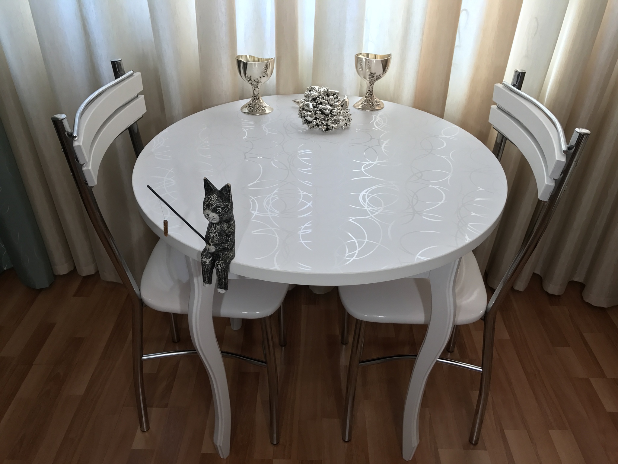 белый круглый кухонный стол в интерьере