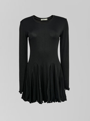 Платье SC однотонное короткое с длинным рукавом и расклешенной юбкой