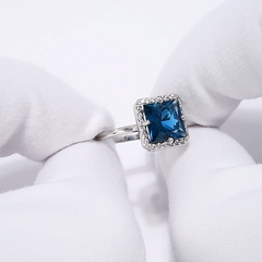 716609-3-kolco-iz-belogo-zolota-585-proby-s-kvadratnymi-london-topazom