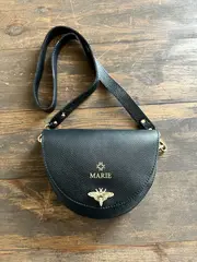 Женская кросс-боди сумка с застежкой-пчелкой из натуральной кожи черного цвета