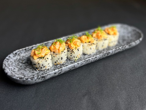 Ролл с опалённым тартаром из лосося