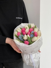 Букет из 21 тюльпана белого, розового цвета и незабудок доступен к заказу с 3.03.2026