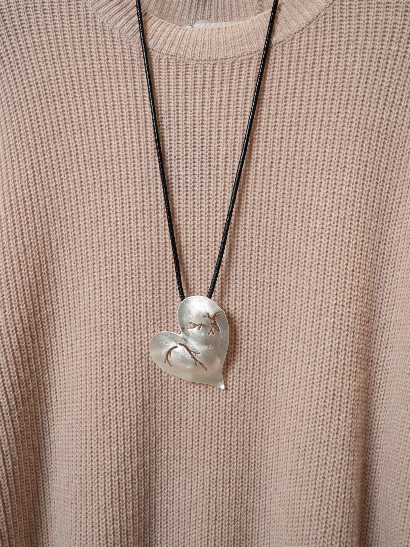 Шнурок с подвеской в виде сердца с прожилками