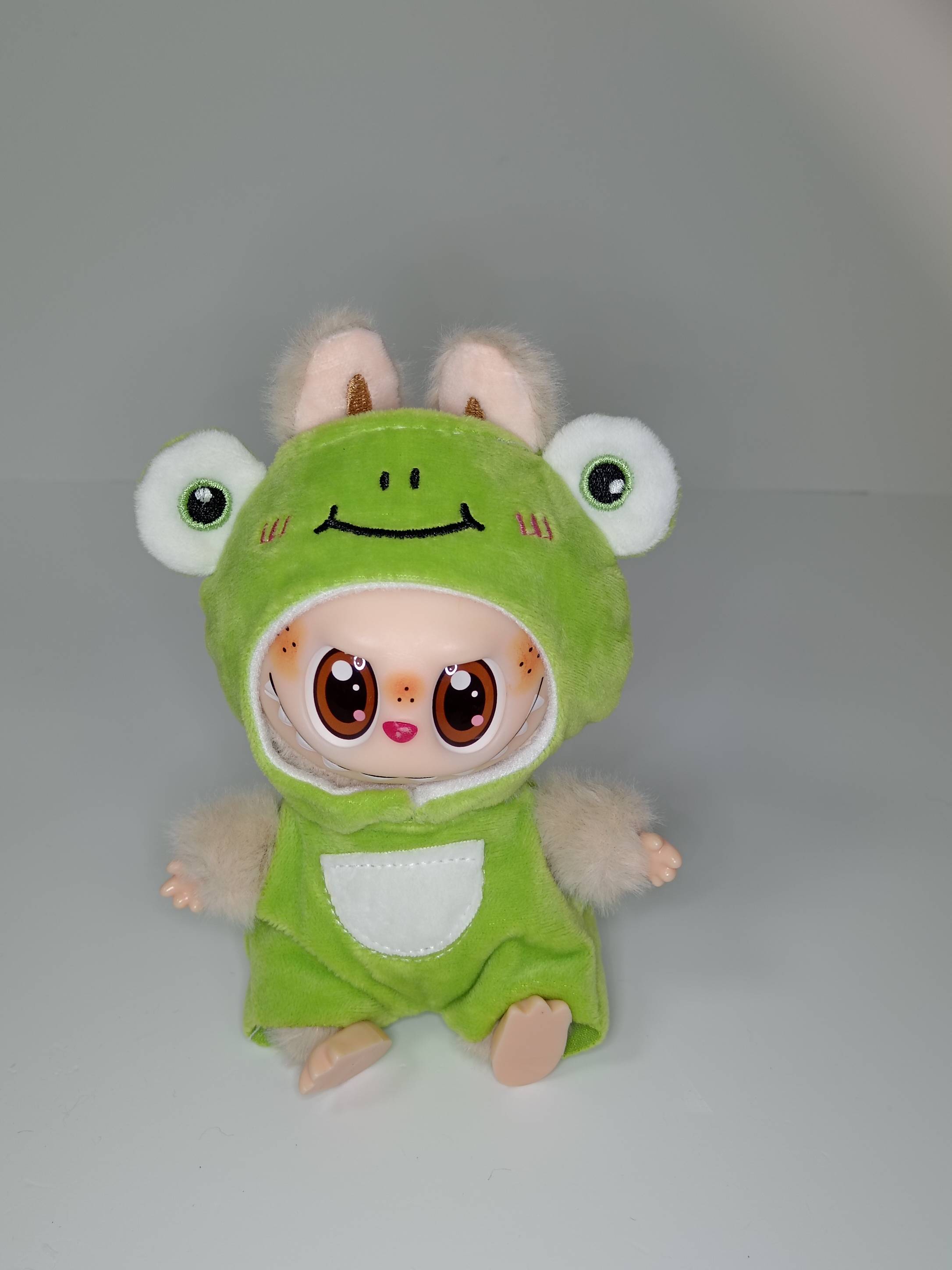 Игрушка-брелок Лабубу в костюме