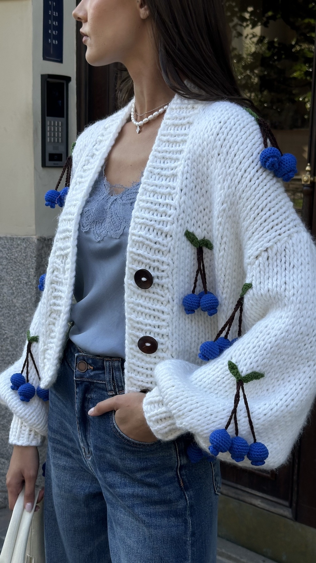 Кардиган ручной вязки с декором в виде голубики