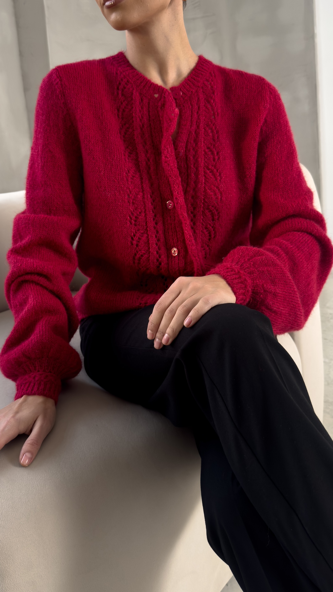 Кардиган ажурной вязки с краем в виде оборки