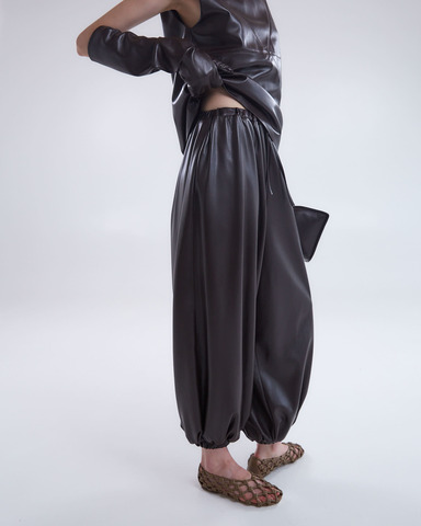 Брюки на резинке из искусственной кожи шоколад