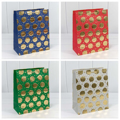 
          Пакет подарочный 26 х 32 х 13 см Набор 4 шт "Золотые шары" с тиснением (Микс)