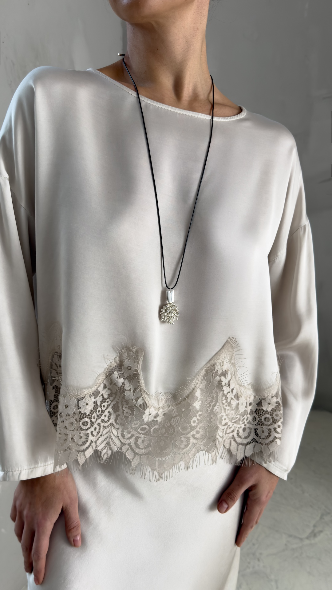 Шнурок с подвеской из мелких металлических бусин