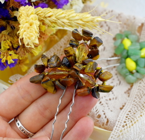 Декоративный аксессуар: шпильки с цветами из фоамирана