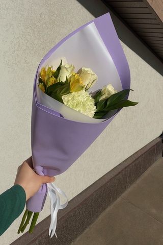 Букет с белыми розами, альстромерией и хризантемой