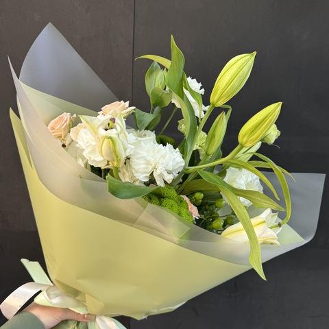 Букет с лилией, диантусами и эустомой