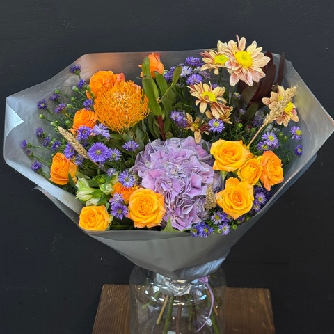 Букет из гортензии, кустовых роз и нутана с кустовыми астрами