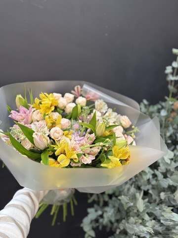 Букет из махровой лилии, альстромерий, кустовой розы и маттиолы