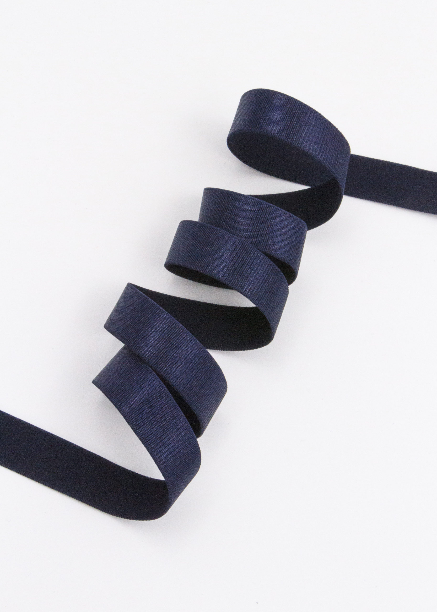 Резинка бретелечная темно-синяя глянцевая ширина 15 мм