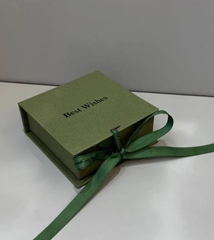 futlyar-korobka-podarochnaya-magnitnaya-s-lentochkoj-dlya-kolca-serezhek-broshi