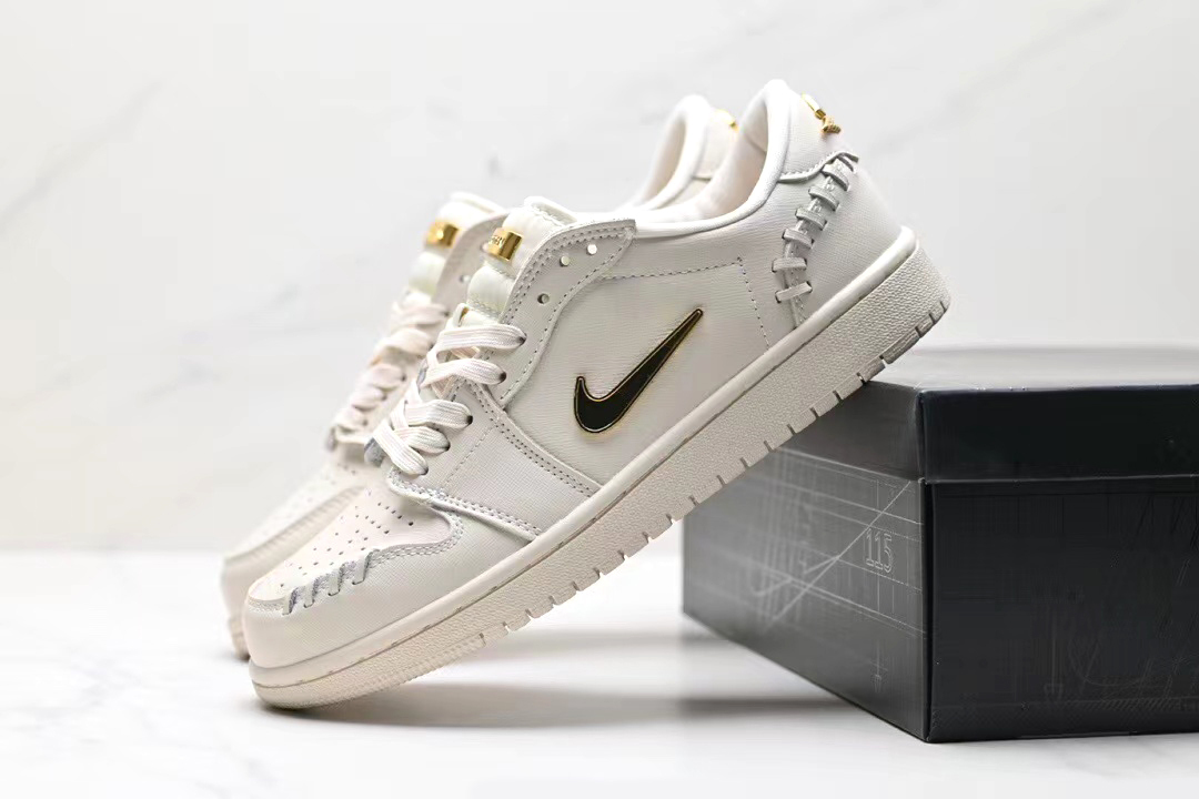 Air jordan 1 low metallic gold hot sale