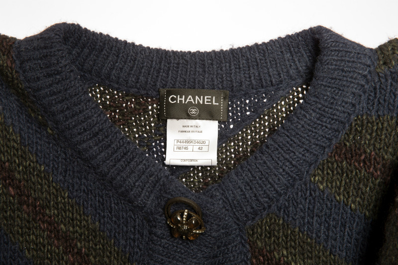 Стильный удлиненный кардиган из шерсти классических оттенков от Chanel 42 размера