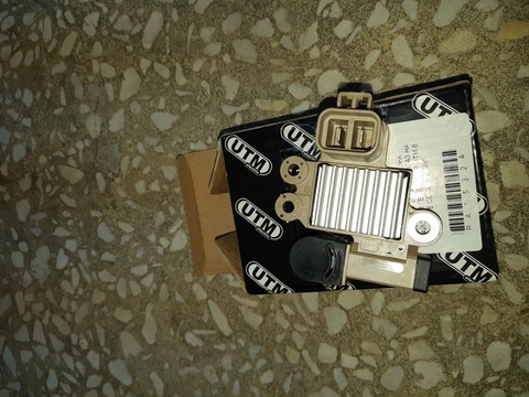 РЕГУЛЯТОР ГЕНЕРАТОРА ACCENT, ELANTRA XD ТАГАЗ НА КИТАЙСКИЙ ГЕНЕРАТОР С ДОПДИОДАМИ UTM В СБОРЕ СО ЩЁТКАМИ