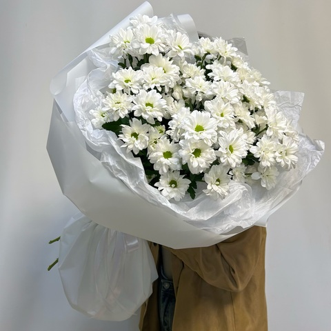 Букет из ромашковой  кустовой хризантемы