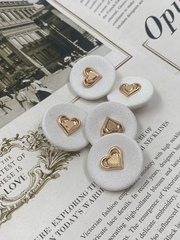 Пуговицы тканевые белые с золотым сердечком