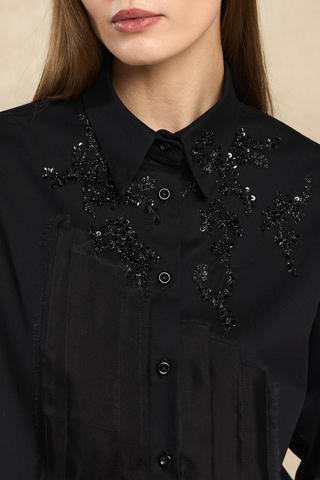 Рубашка черная с вышивкой и шелковой манишкой