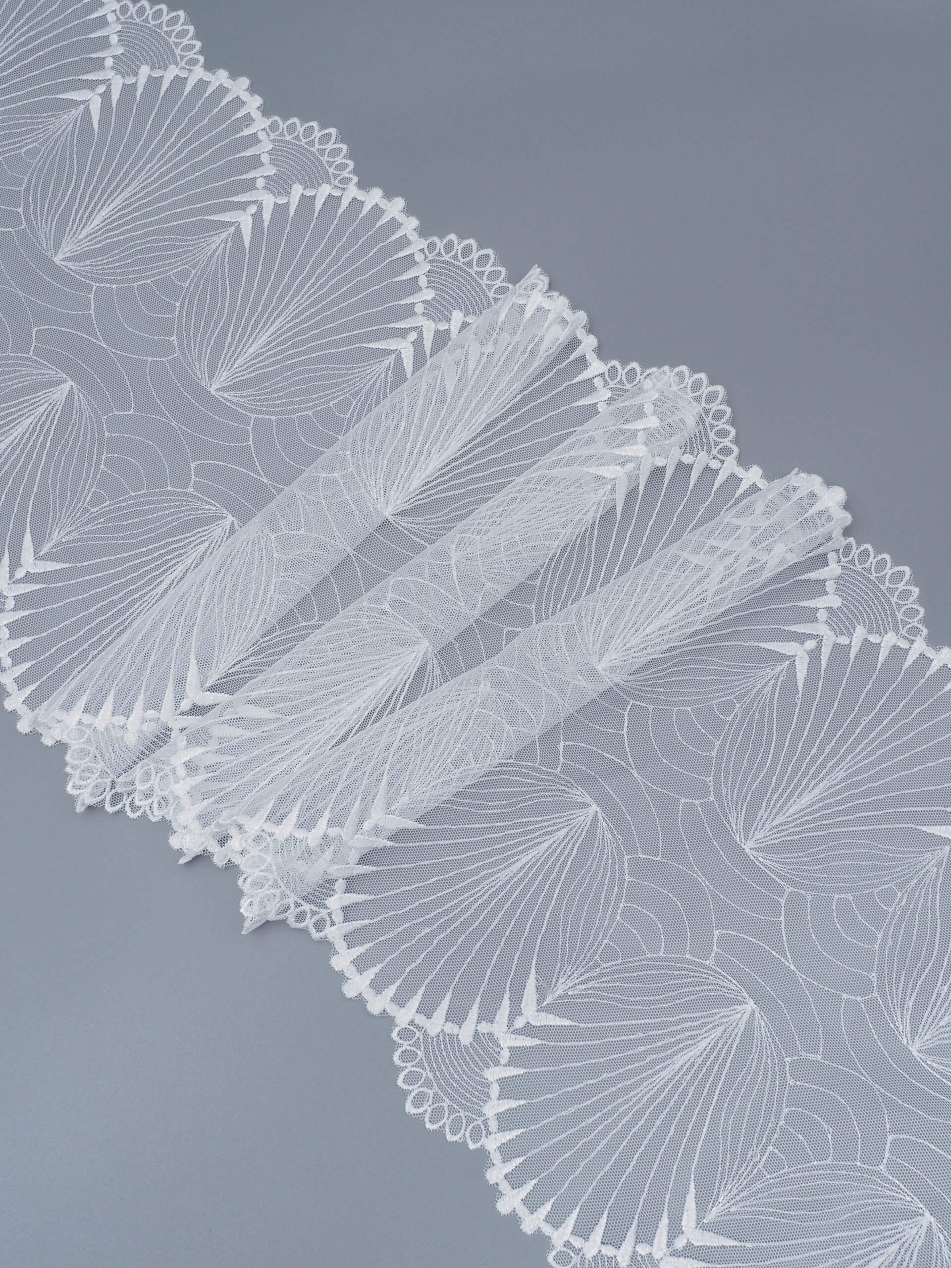 Вышивка на сетке белая неэластичная ширина 24 см ОТРЕЗЫ