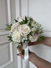 Свадебный букет из одноголовых роз и альстромерии
