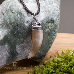 Амулет Клык вепря. Медово-белый нефрит