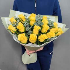Букет из 19 желтых роз с веточками эвкалипта (Кения 40 см)