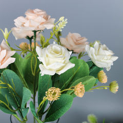 Розы искусственные остроконечные 4,5 см с травкой, букет 7 веток, 30 см.