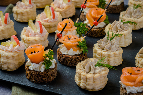 Ассорти волованов и канапе с рыбой, 24 шт.