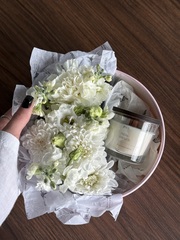 Цветочная композиция в коробке+свеча 100 мл