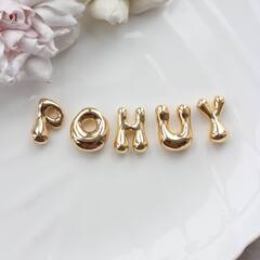 Слово из букв POHUY в золоте