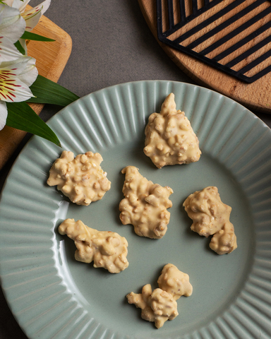 Белый шоколад с кусочками миндаля “Шоко Байтс Вайт Альмонд” (“Shoko Bites White Almond”) 120г