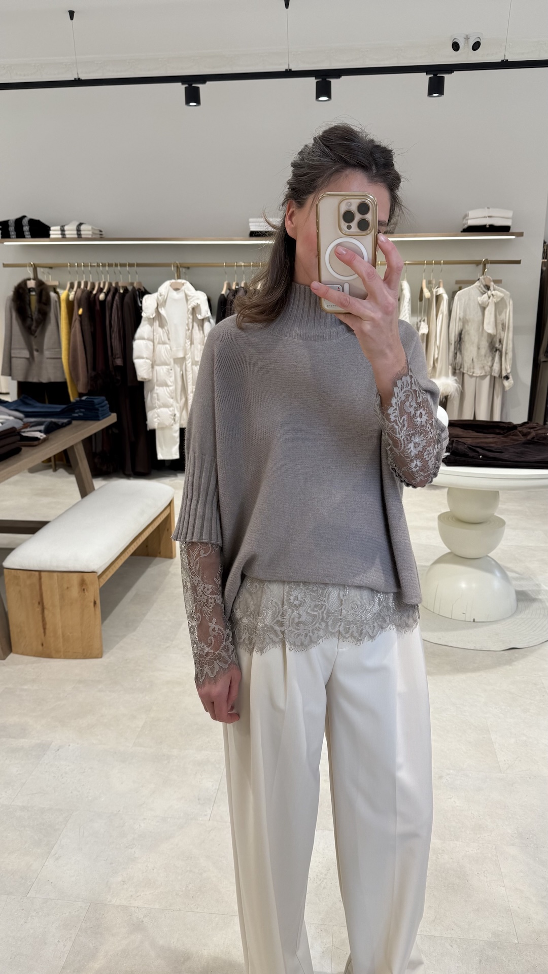 Мягкий джемпер с горлом стойкой и английской резинкой на рукавах