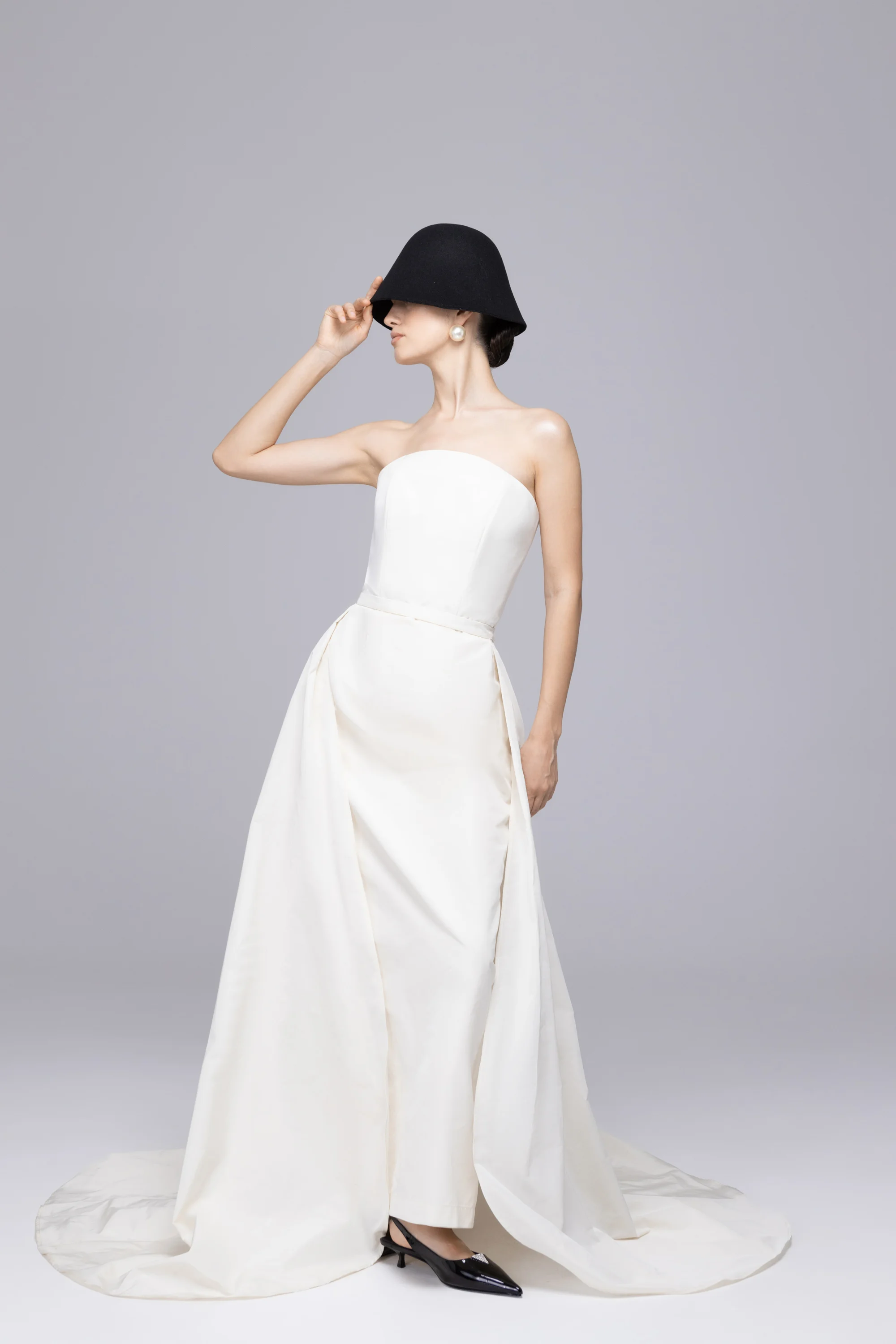 Платье со шлейфом из тафты