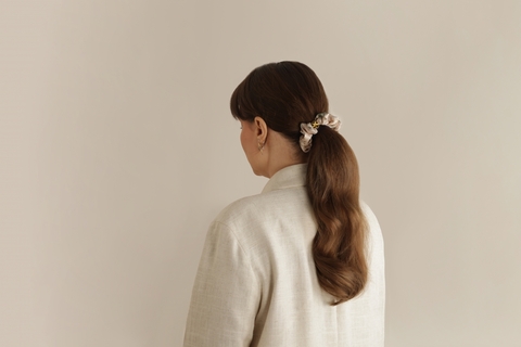 Шелковая резинка для волос Mollen Ландыши пудровая