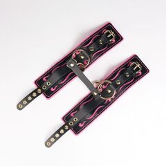 Черные кожаные оковы с розовой строчкой