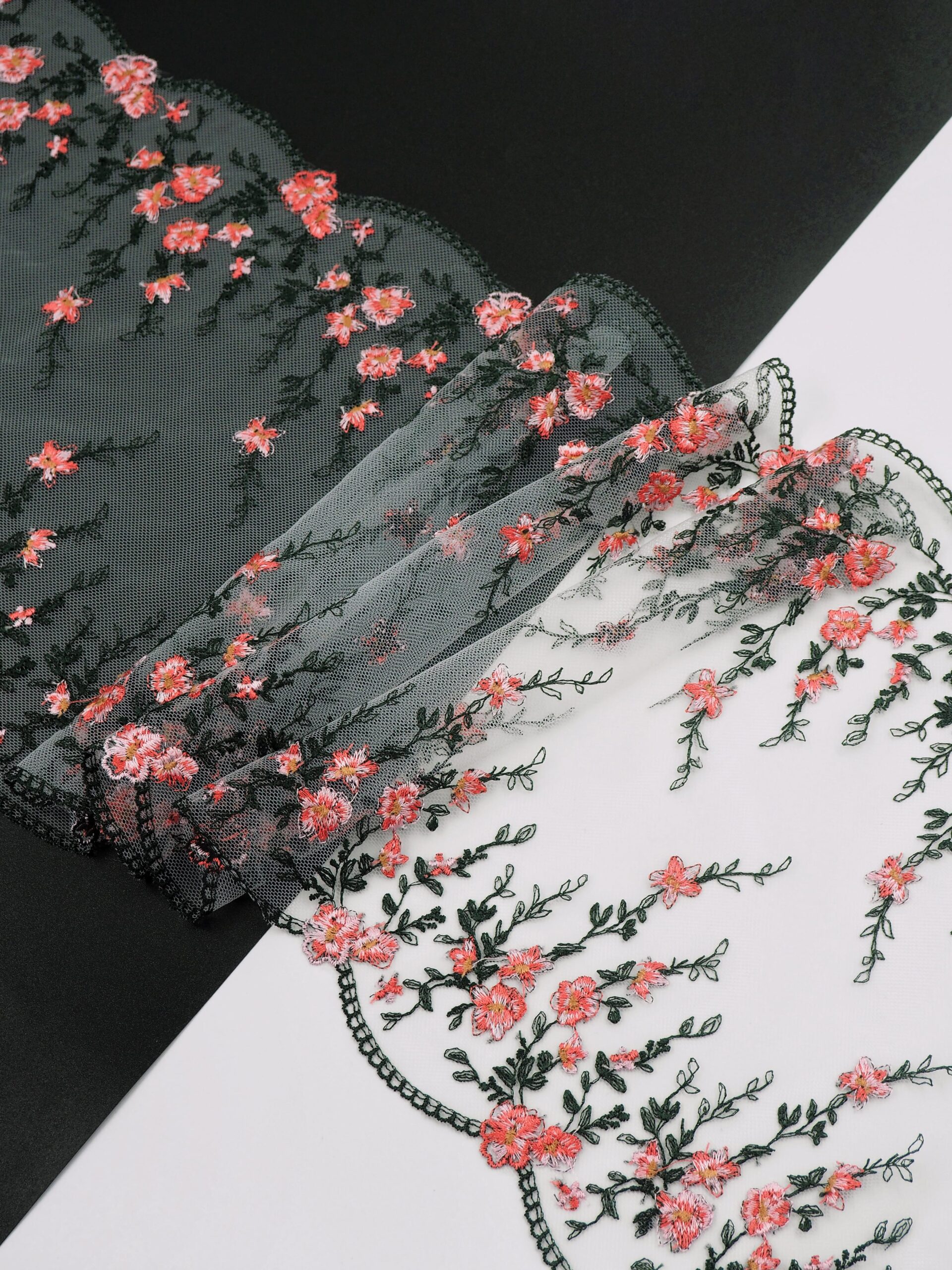 Вышивка на сетке молочная с коралловым и темно-зеленым ширина 23.5 см