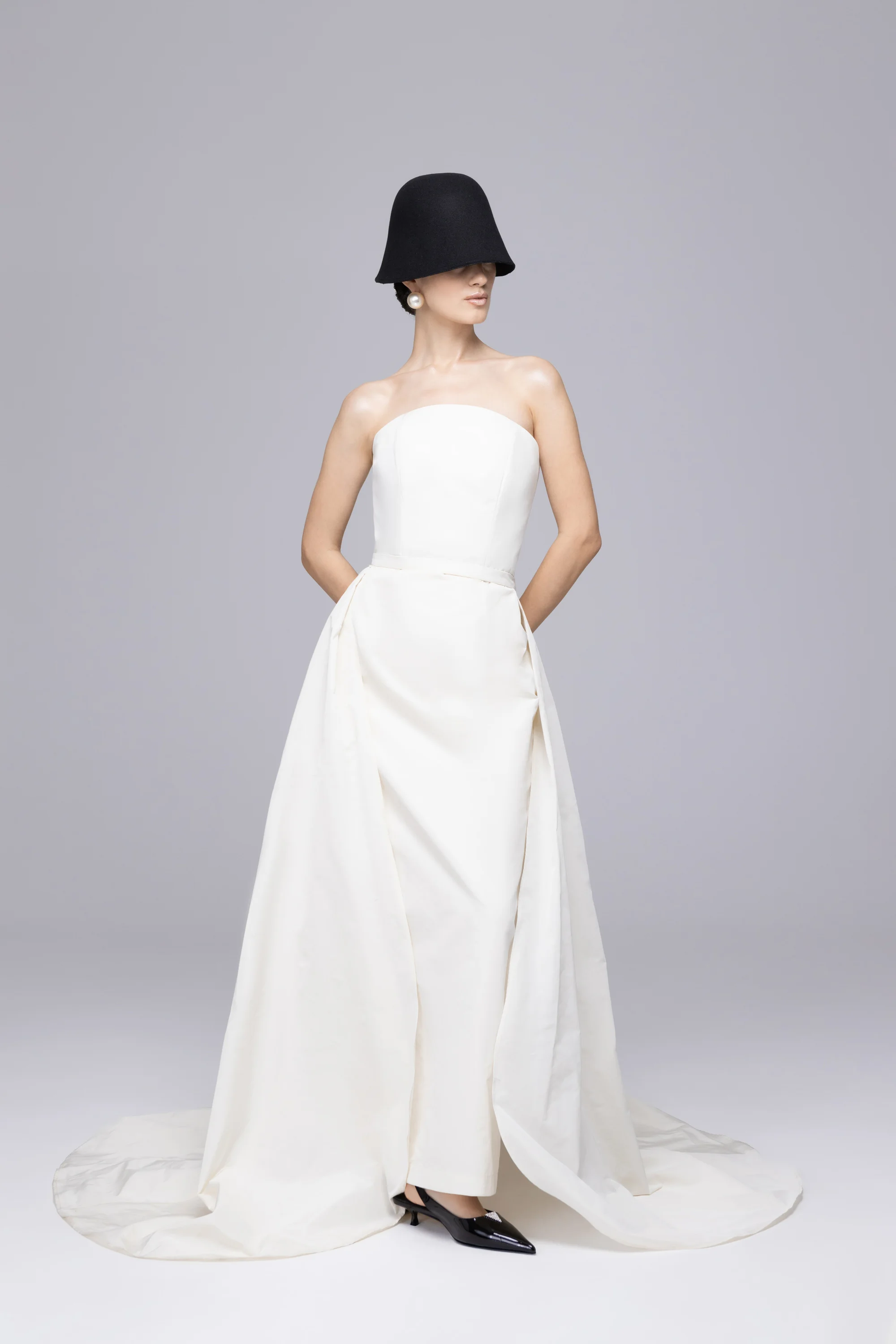 Платье со шлейфом из тафты