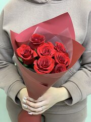 Букет цветов 7 роз Кения 40 см в пленке красные