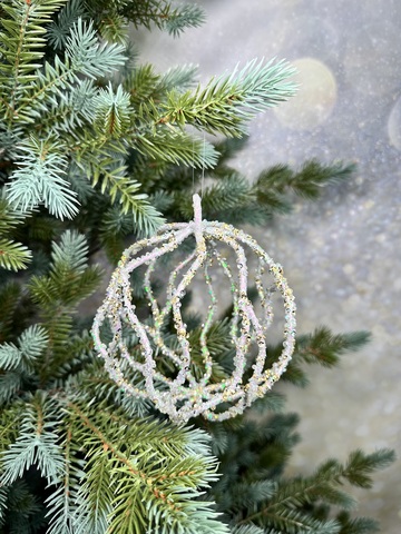 Елочная игрушка Шар резной 13см ChristmasDeLuxe перламутровый с пайетками глиттером и стеклярусом