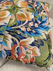 Декоративная подушка с вышивкой