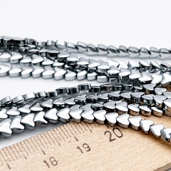 Гематит Сердце бусины (имитация), цвет серебристый, размер около 3,8 мм, цена за отрезок 19 см (1/2 нити)