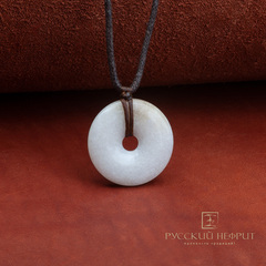 Диск Би. Нефрит медово-белый.