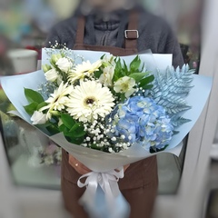 Авторский букет с голубой гортензией