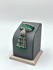 4909- Кольцо-кисточка из серебра с багетными и изумрудными цирконами огранки бриолет