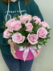Шляпная коробка 15 розовых роз Кения 40см с зеленью